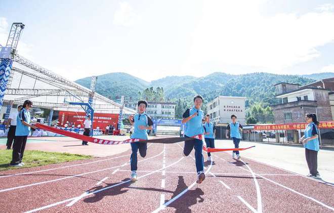 凯发K8国际首页开学这天广东连南乡村学校有了一条新跑道(图1)