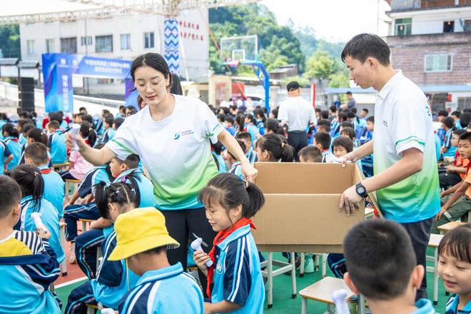 凯发K8国际首页开学这天广东连南乡村学校有了一条新跑道(图2)