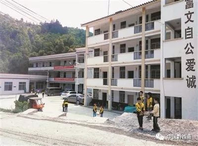 凯发K8国际望谟县平朗小学 县道变跑道 校园成乐园(图5)