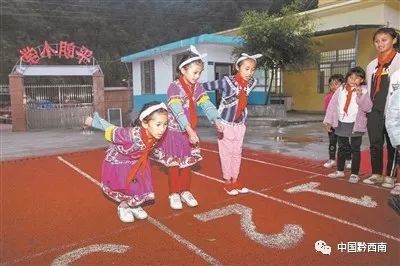 凯发K8国际望谟县平朗小学 县道变跑道 校园成乐园(图1)