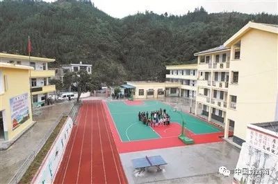 凯发K8国际望谟县平朗小学 县道变跑道 校园成乐园(图6)