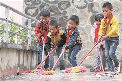 凯发K8国际望谟县平朗小学 县道变跑道 校园成乐园(图8)