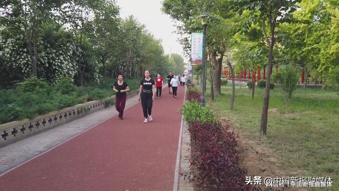 凯发K8国际首页河北唐县唐尧公园又添新景 塑胶健身步道亮相公园(图3)