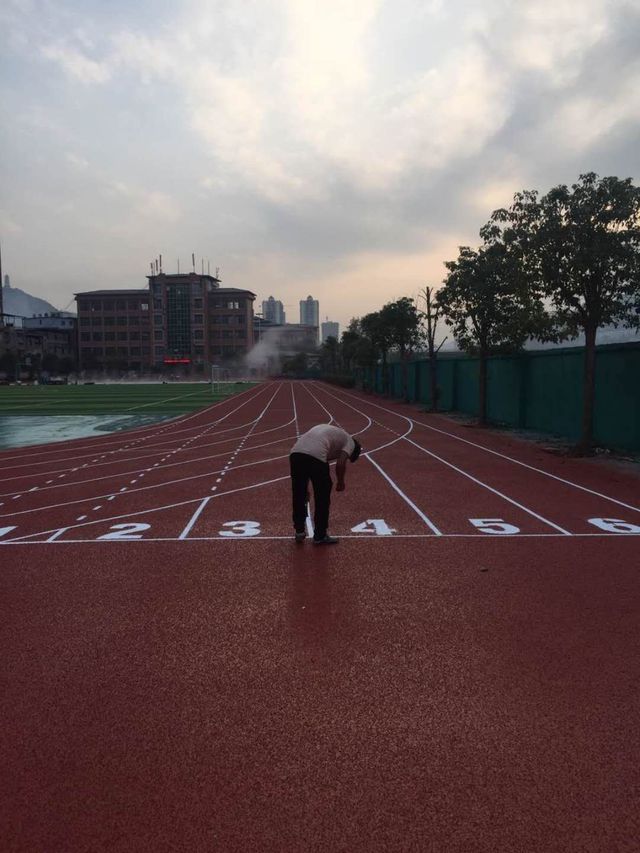 凯发K8国际塑胶跑道厂家丨无溶剂全塑型自结纹塑胶跑道有什么亮点呢？(图3)